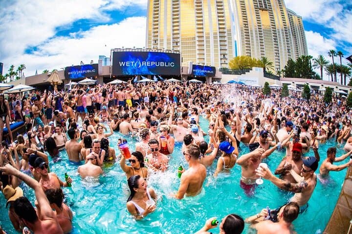 Las Vegas Pool Crawl: VIP Party Bus Dayclubs & Free Drinks on the Strip photo 4