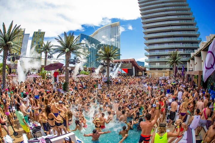 Las Vegas Pool Crawl: VIP Party Bus Dayclubs & Free Drinks on the Strip photo 6