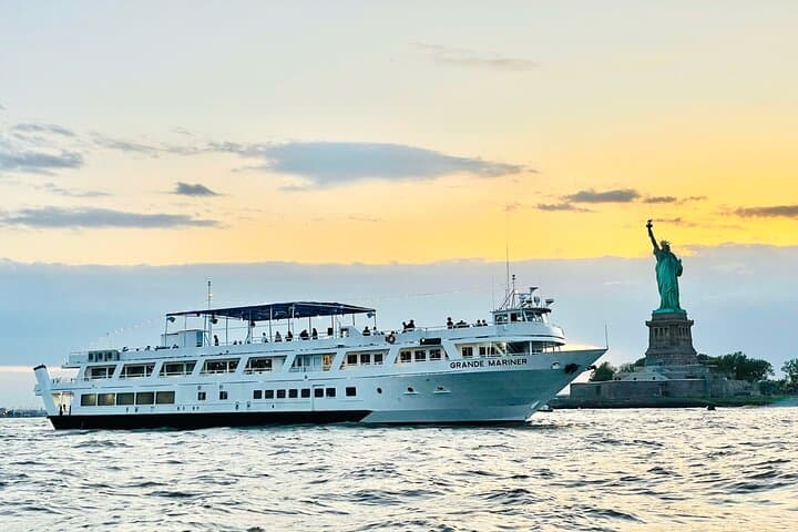 Harbor Views: NYC Statue of Liberty 90-Minute Sightseeing Cruise