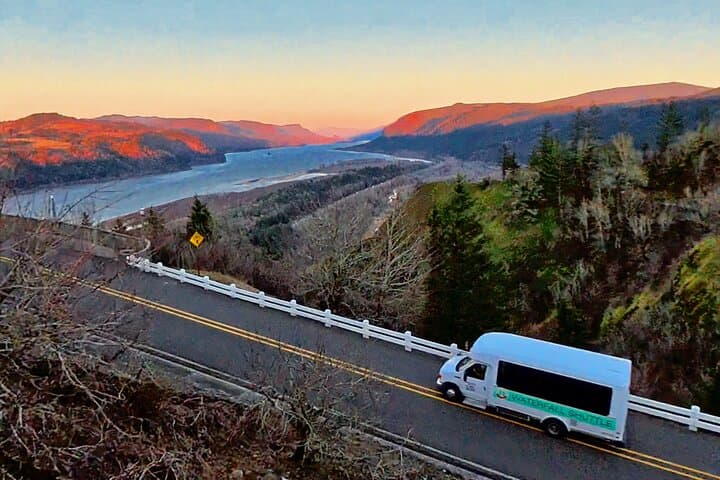 Sunset Tour: Multnomah Falls, Vista House & Columbia River Gorge Waterfalls photo 2