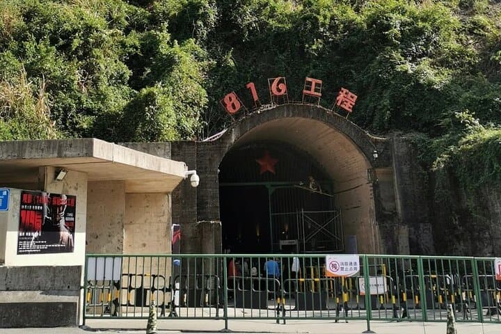 2-Day Chongqing Adventure: 816 Nuclear Plant, Wuling Canyon & Three Natural Bridges photo 2