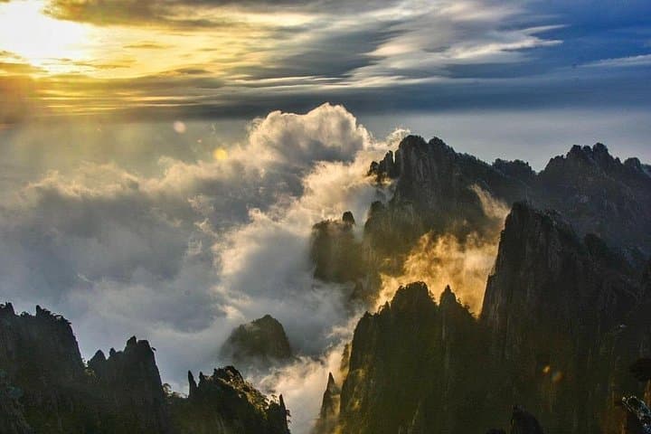 Three-Day Huangshan Sunrise Viewing Tour: Summit Hotels, Cable Cars & Sea of Clouds
