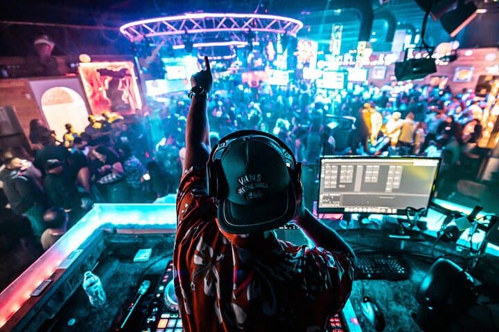 Ultimate South Beach Bar Crawl: Miami Nightlife Tour with VIP Entry photo 5