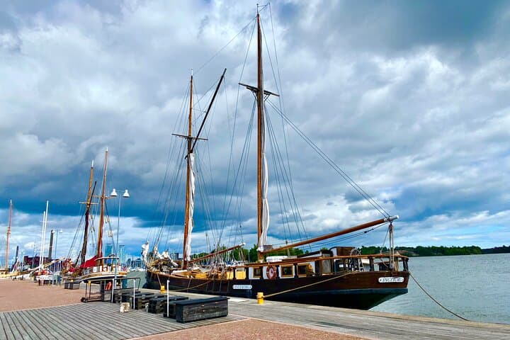 Helsinki and Suomenlinna Highlights: Guided City Tour with Ferry Ride