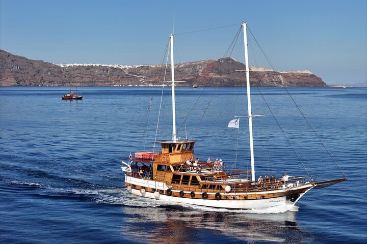Santorini 3-Island Sailing Trip: Volcano, Hot Springs & Thirassia