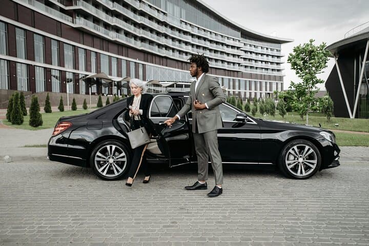 O'Hare to Downtown Chicago Private Sedan Transfer — Luxury Airport Pickup photo 2