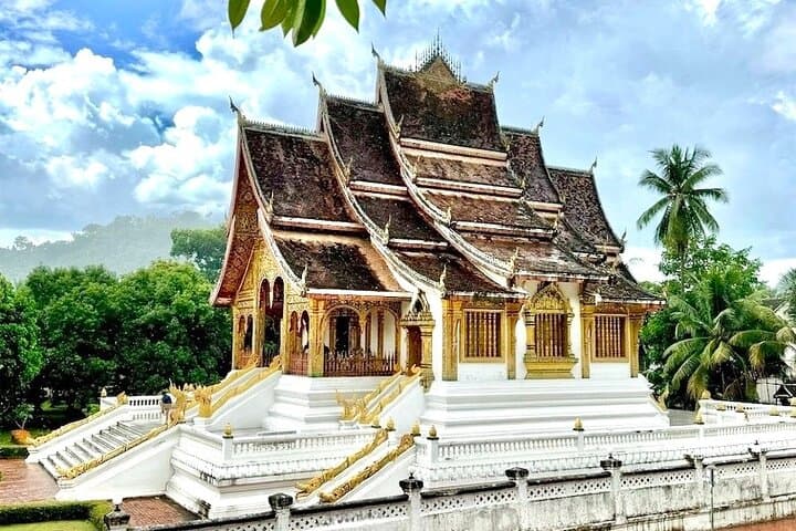Classic Luang Prabang Day Tour: Temples, Kuang Si Falls & Phousi Hill