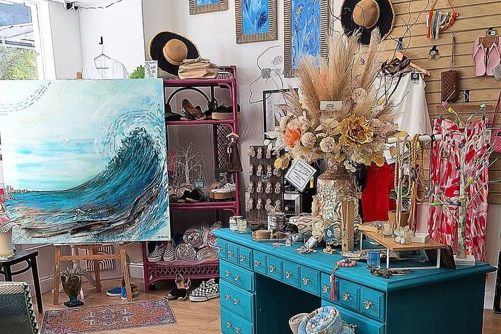 Sarasota Boutique Walking Tour: Shopping, Bubbles & Local Insights