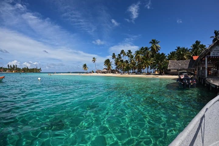 San Blas Full-Day Islands Adventure: Snorkel the Natural Pool & Sunken Boat