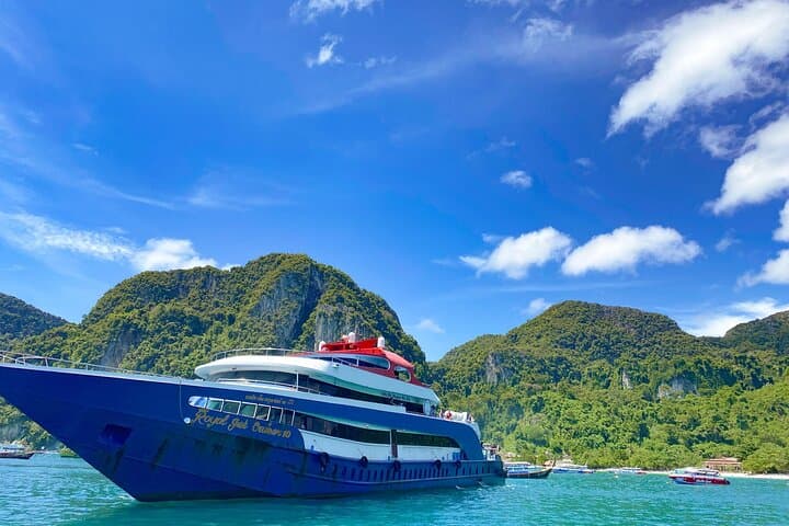 Phuket to Phi Phi Ferry Roundtrip: Smooth Transfers and Island Time