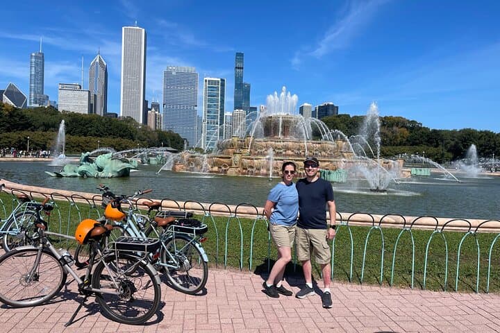 Explore Chicago’s Iconic Lakefront and Architecture on a 2-Hour E-Bike Tour photo 4