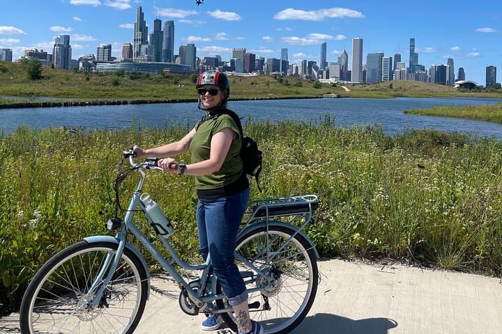 Explore Chicago’s Iconic Lakefront and Architecture on a 2-Hour E-Bike Tour photo 3