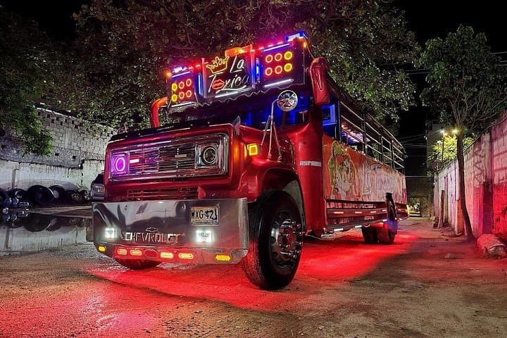 Night Rumba on a Chiva Bus in Santa Marta: Live Music, Bay Views & Monument Stops