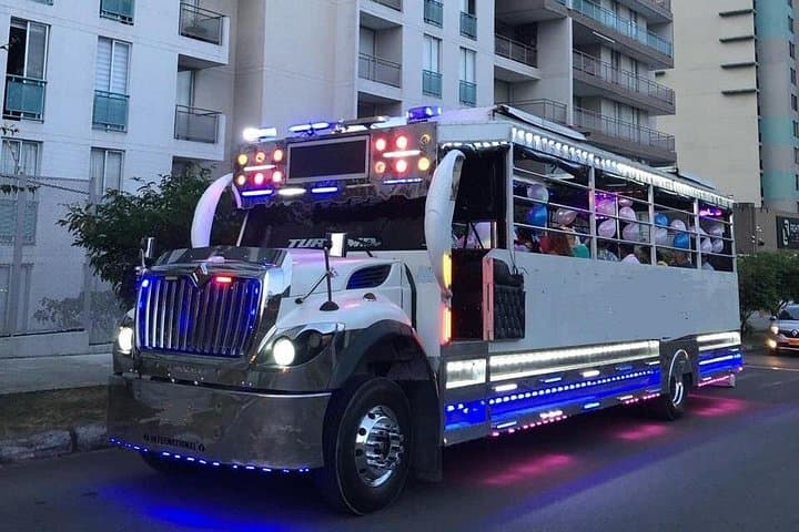 Night Rumba on a Chiva Bus in Santa Marta: Live Music, Bay Views & Monument Stops photo 4
