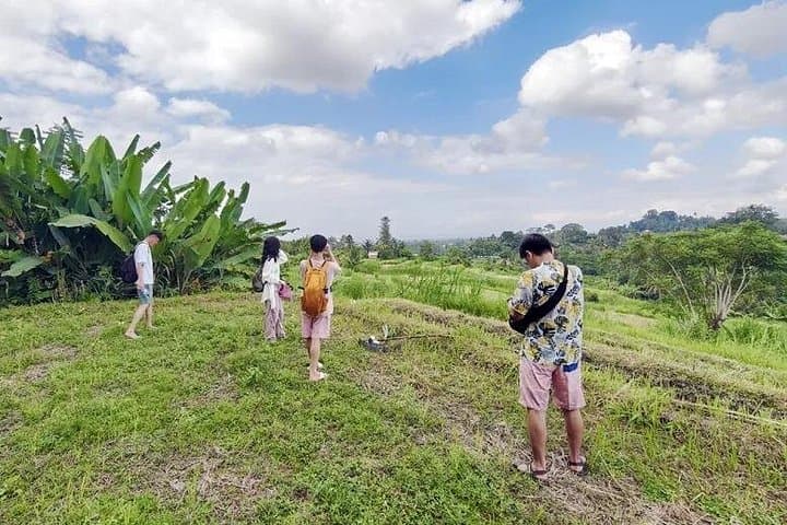 Authentic Bali Rural Trekking Adventure: Pura Dalem to Geduh Lake photo 4