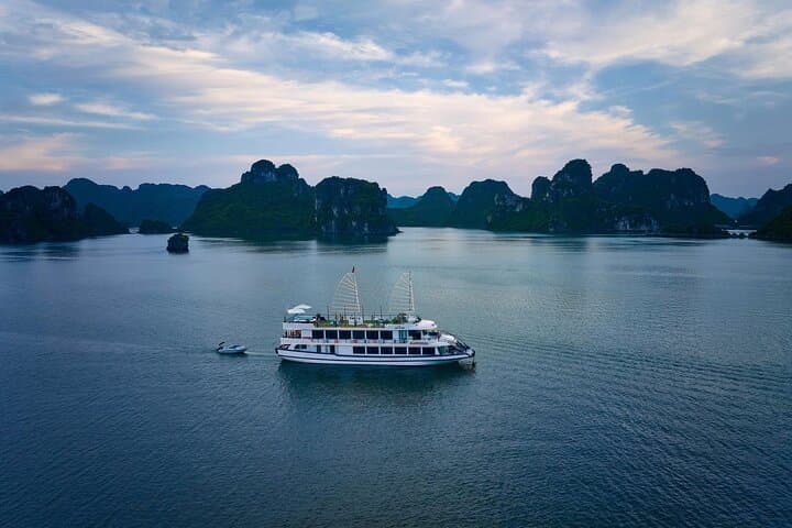 Halong Bay Luxury Day Cruise from Hanoi — Kayak, Buffet & Jacuzzi