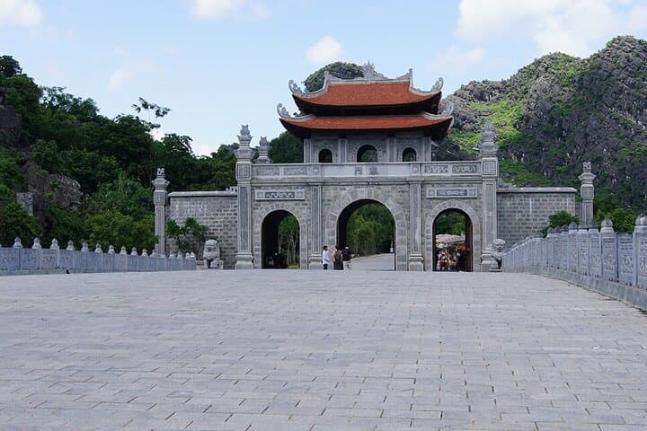 Hoa Lu, Trang An & Mua Cave Full-Day Tour from Hanoi photo 3