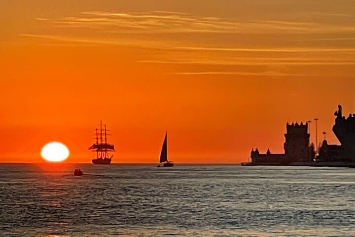 Lisbon Tagus Sunset Speed Boat Tour: 1-Hour High-Speed River Cruise photo 2