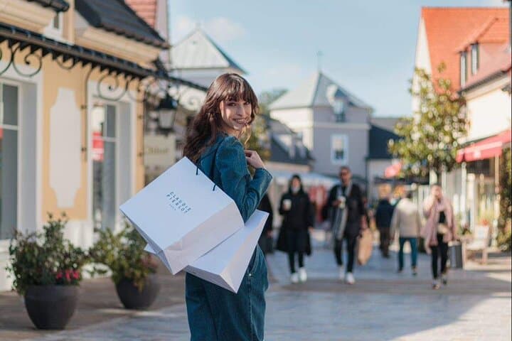 La Vallée Village Shopping Express Shuttle from Paris — Designer Outlets with Easy Round-Trip Transfer