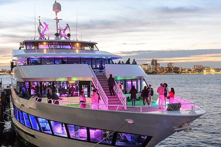 Hornblower Infinity New York: VIP New Year's Eve Fireworks Cruise with Open Bar photo 3