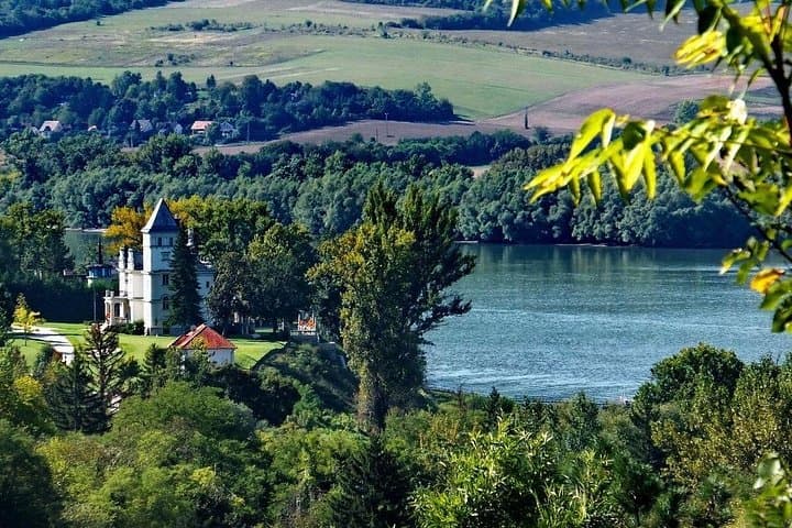 Danube Bend Day Trip to Zebegény: Train Ride, Riverside Hike and Visegrád Views