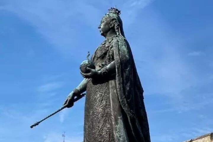 Self-Guided Windsor Walking Tour — Castle, Long Walk & Thames Stroll photo 4