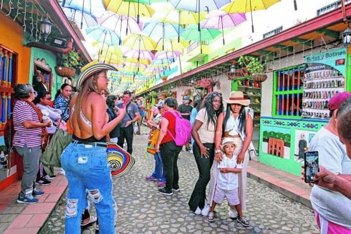Two-Day Medellín & Guatapé Tour: Piedra del Peñol, Guatapé Dam & Comuna 13 photo 5