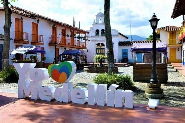 Two-Day Medellín & Guatapé Tour: Piedra del Peñol, Guatapé Dam & Comuna 13