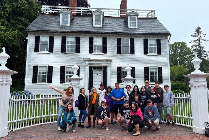Salem Hocus Pocus Movie Locations Walking Tour — Visit Allison's House & Salem Common photo 2