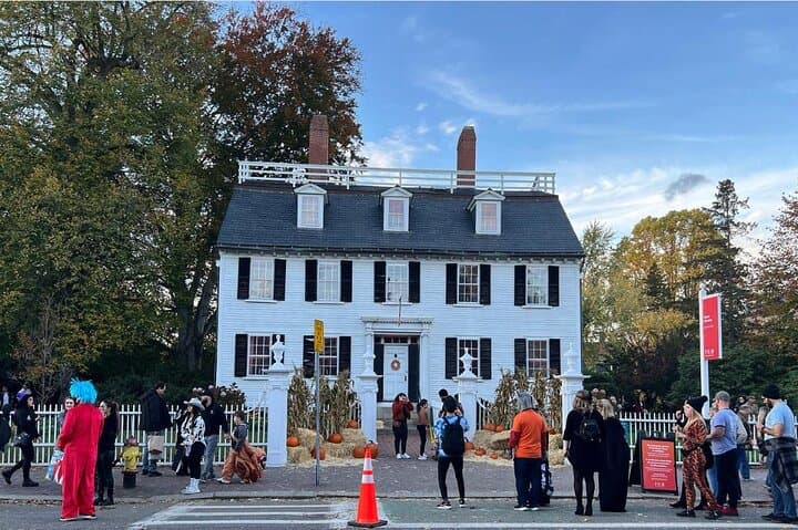 Salem Hocus Pocus Movie Locations Walking Tour — Visit Allison's House & Salem Common
