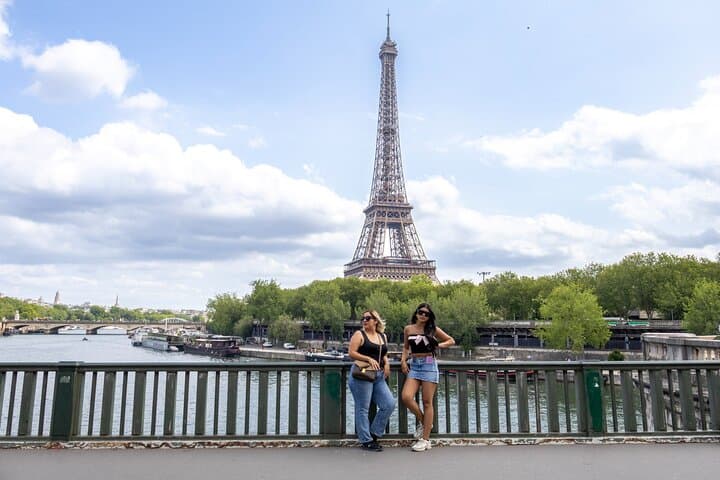 Exclusive Eiffel Tower Photoshoot: Chic Parisian Portrait Session photo 4