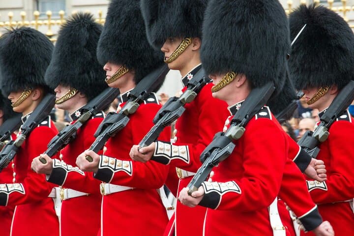Changing of the Guard at Buckingham Palace: Guided Tour & Best Viewing Tips photo 2