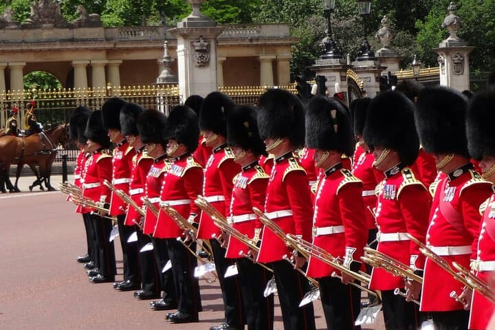 Changing of the Guard at Buckingham Palace: Guided Tour & Best Viewing Tips photo 3