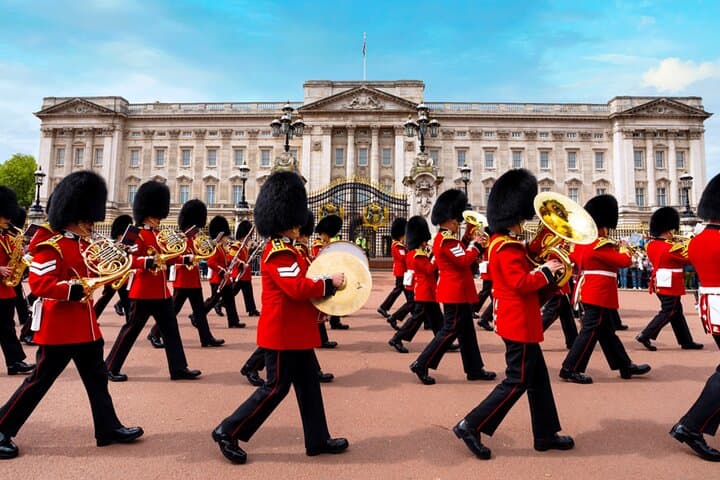 Changing of the Guard at Buckingham Palace: Guided Tour & Best Viewing Tips