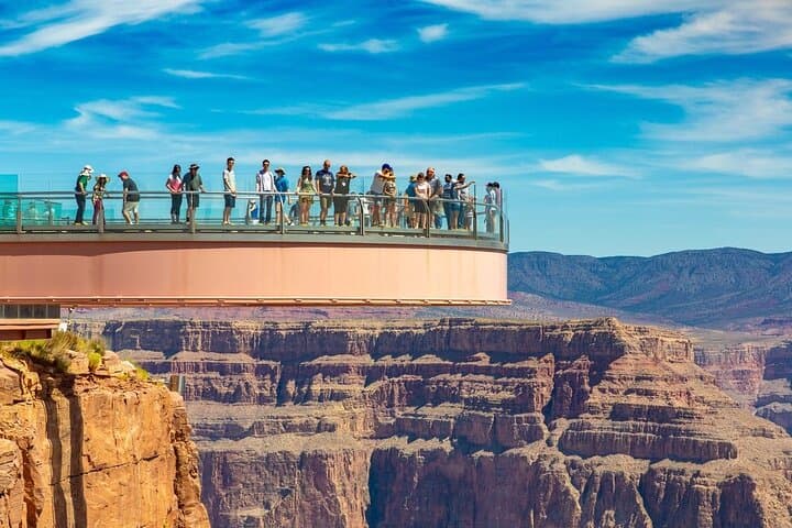 Grand Canyon West Skywalk Tour from Las Vegas — Spanish Guided Day Trip with Hoover Dam & Lunch