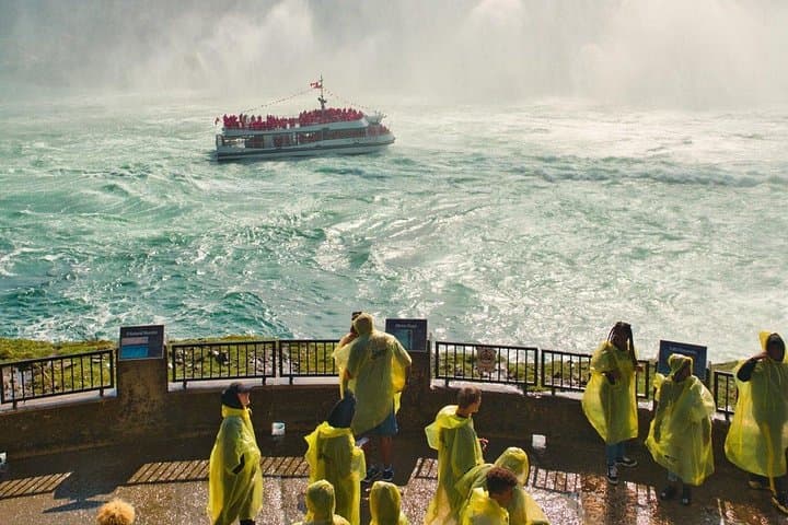 Niagara Falls Cruise & Scenic Walk: Boat into the Mist and Gorge Views photo 1