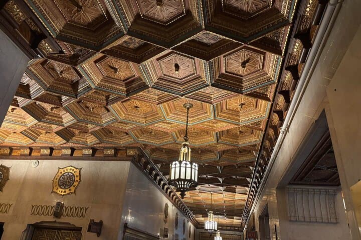 Chicago Architecture and True Crime Tour — Christmas Edition: Indoor Loop Walk from Palmer House to Christkindlmarket photo 6