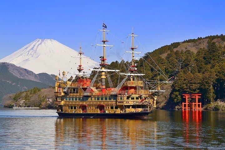 Day Trip from Tokyo to Mount Fuji: Hakone Lake Ashi Cruise, Owakudani & Enoshima