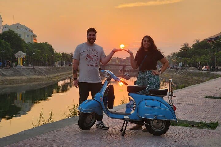 Hoi An Sunset Food Tour: Night Market Lantern Streets & Local Eats