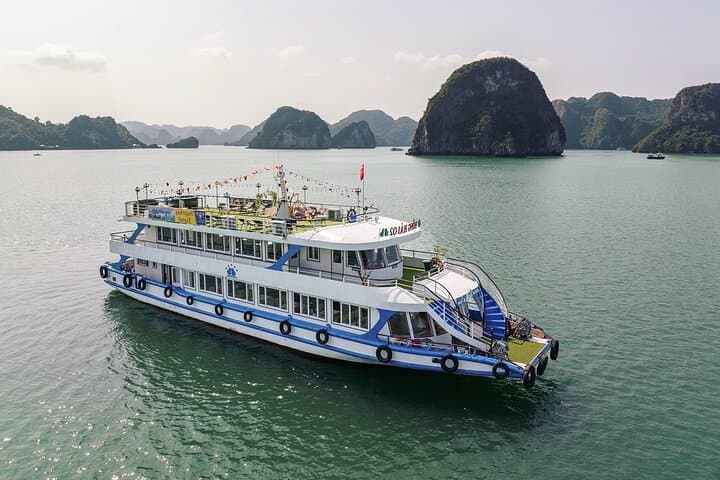 Halong Bay Deluxe Day Cruise: Sung Sot Cave, Titov Island & Kayak Adventure photo 2