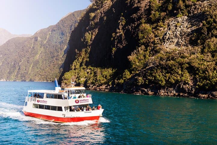 Milford Sound Coach and Extended Cruise from Te Anau — Full-Day Fiordland Scenic Cruise photo 3