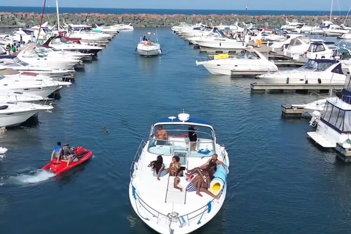 Private Chicago Yacht Charter on Lake Michigan: Luxury Cruises, Sunset & Skyline