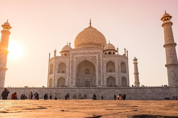Hyderabad to Taj Mahal and Agra Day Trip with Return Flights photo 2