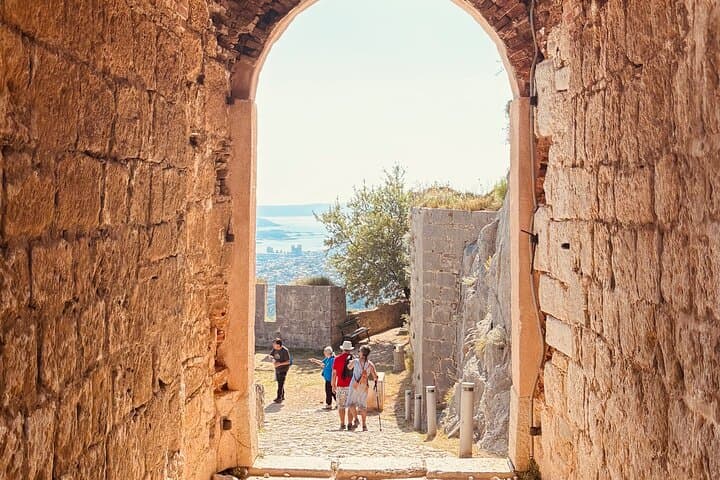 Split Hop-On Hop-Off Bus Pass: 24-Hour Sightseeing & Guided Walking Tour