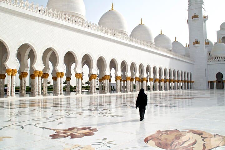 Abu Dhabi Day Trip: Sheikh Zayed Mosque, Qasr Al Watan & Corniche Tour