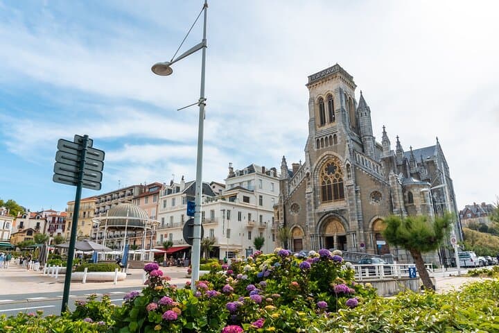 Hello Biarritz: Private 2-Hour Intro City Walk to Rocher de la Vierge and Local Flavors photo 3
