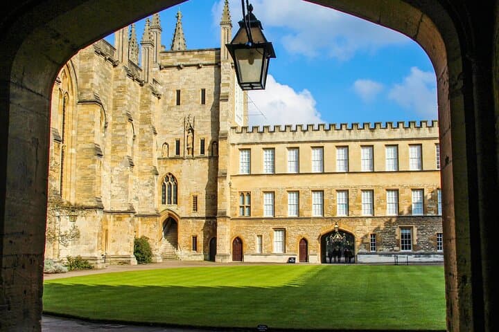Oxford Harry Potter Tour with Hogwarts Student Guide | 90-Min Walking Tour photo 4