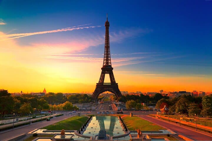 Eiffel Tower Summit by Lift: Private Guided Access to Paris's Icon