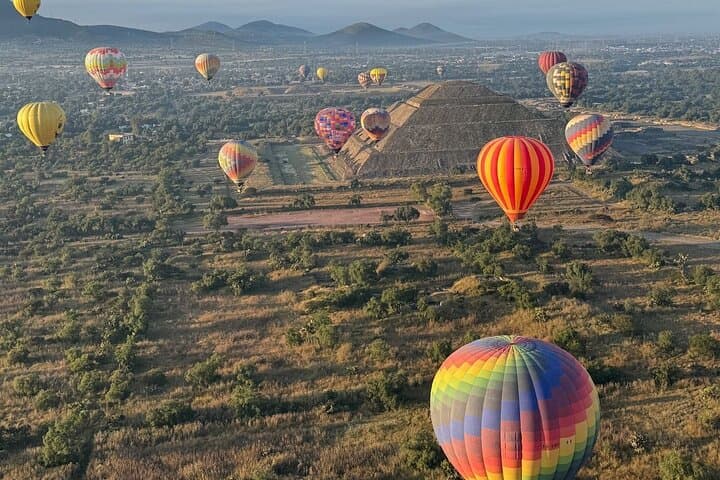 Sunrise Hot-Air Balloon Over Teotihuacan Pyramids with Breakfast and Guided Tour photo 2