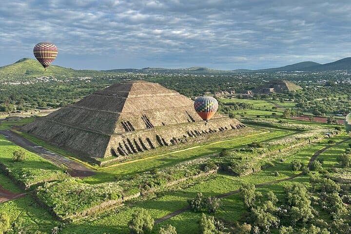 Sunrise Hot-Air Balloon Over Teotihuacan Pyramids with Breakfast and Guided Tour photo 1